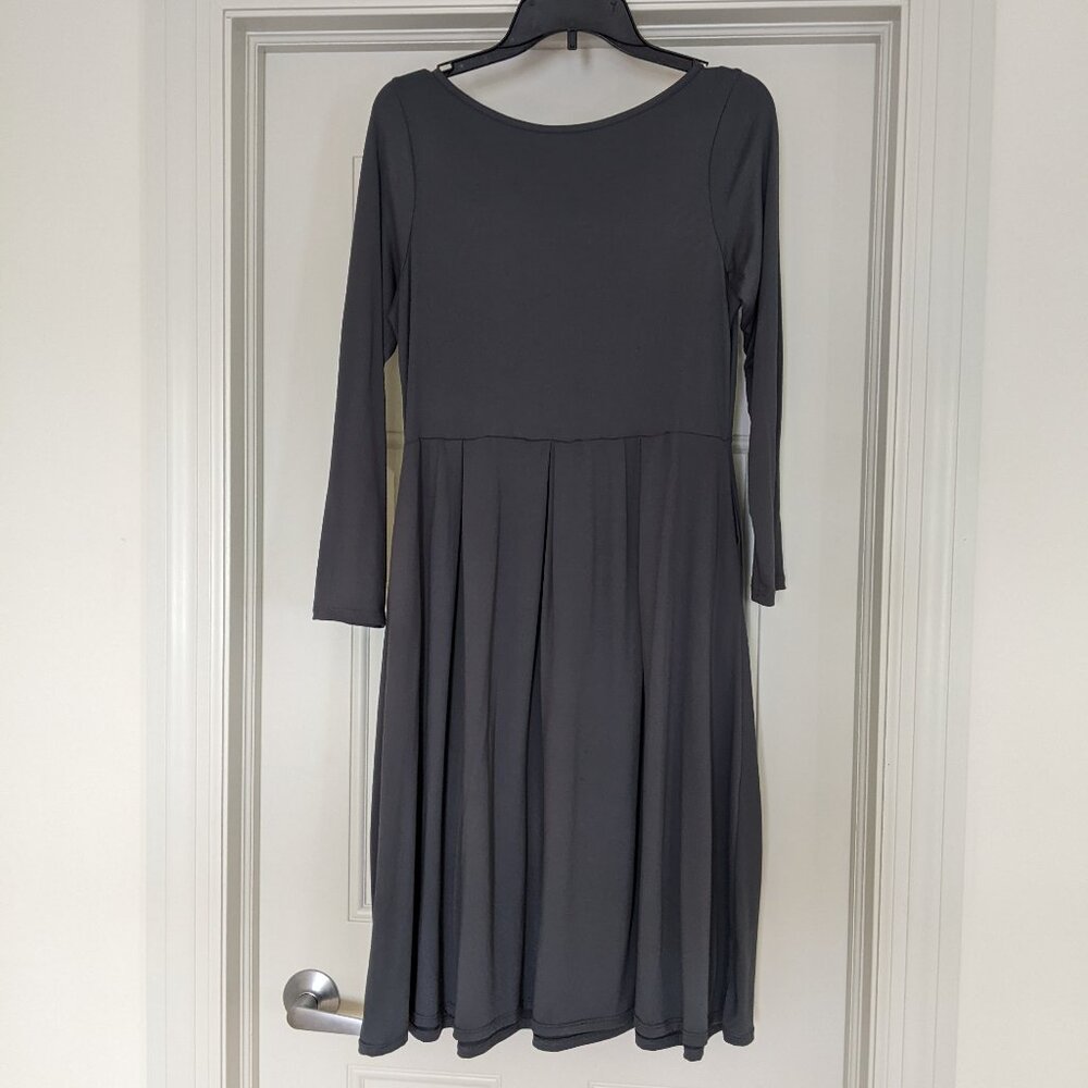 Stretchy gray pleated dress with pockets